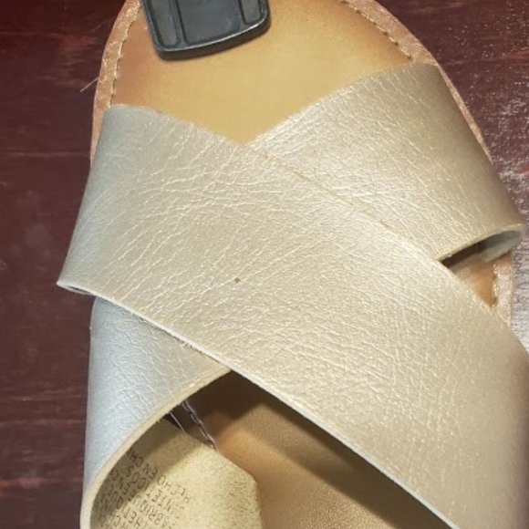 Montego Bay Club Gold Flip Flops Size 8 - Picture 5 of 5